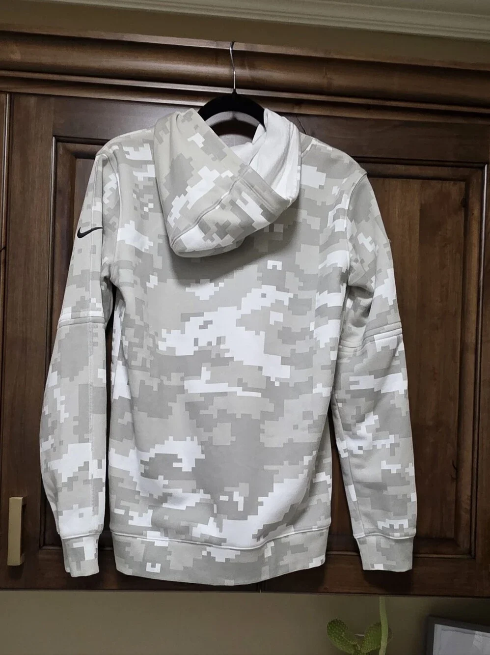 Nike Artic Camo New England Patriots 2024 Salute To Service Club Fleece Hoodie
